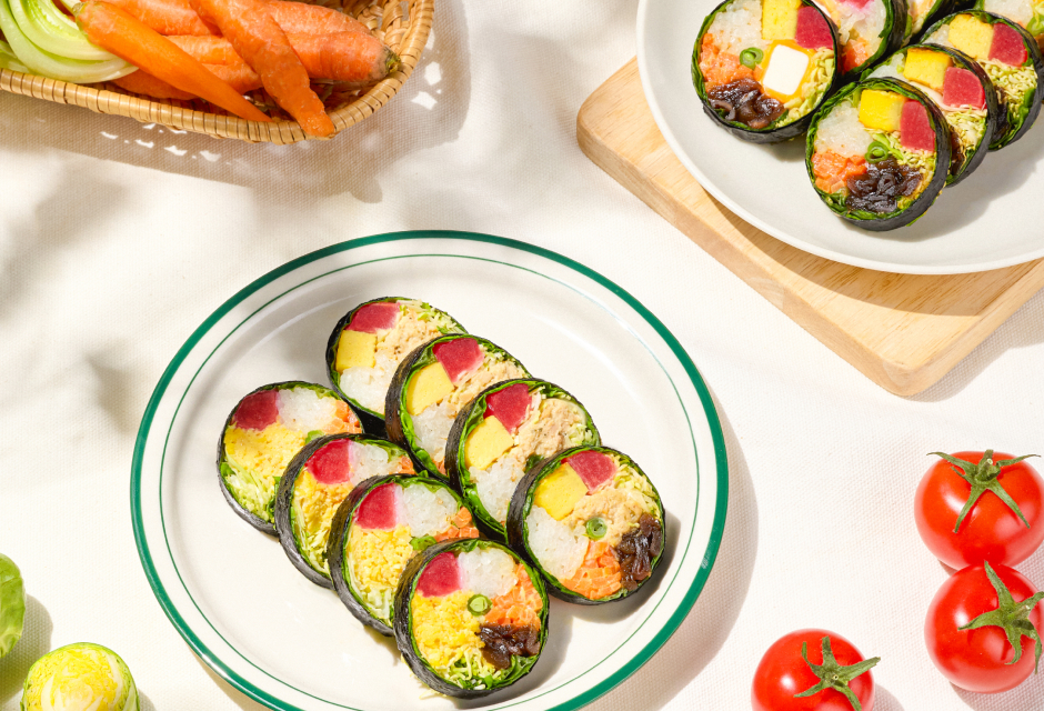 정성껏 김밥을 만드는 모습